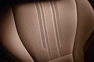 トヨタ センチュリー:夏場に嬉しいシートベンチレーションを全席に装備する