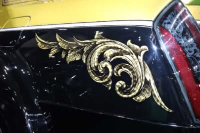 クライスラー 300C SRT8：エアブラシとゴールドリーフによる装飾ペイントがさりげなく施されている