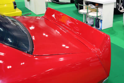 日産 4代目 スカイライン：トランクにマウントするリアスポイラーは定番の3分割仕様だ