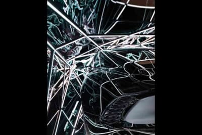 Reflections of Speed：ガラスとLED照明を組み合わせ、光を無限に反射させる手法が用いられる