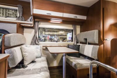 フジカーズジャパン ノヴァ タイプW：ウッドを多用した落ち着いた室内空間が広がる