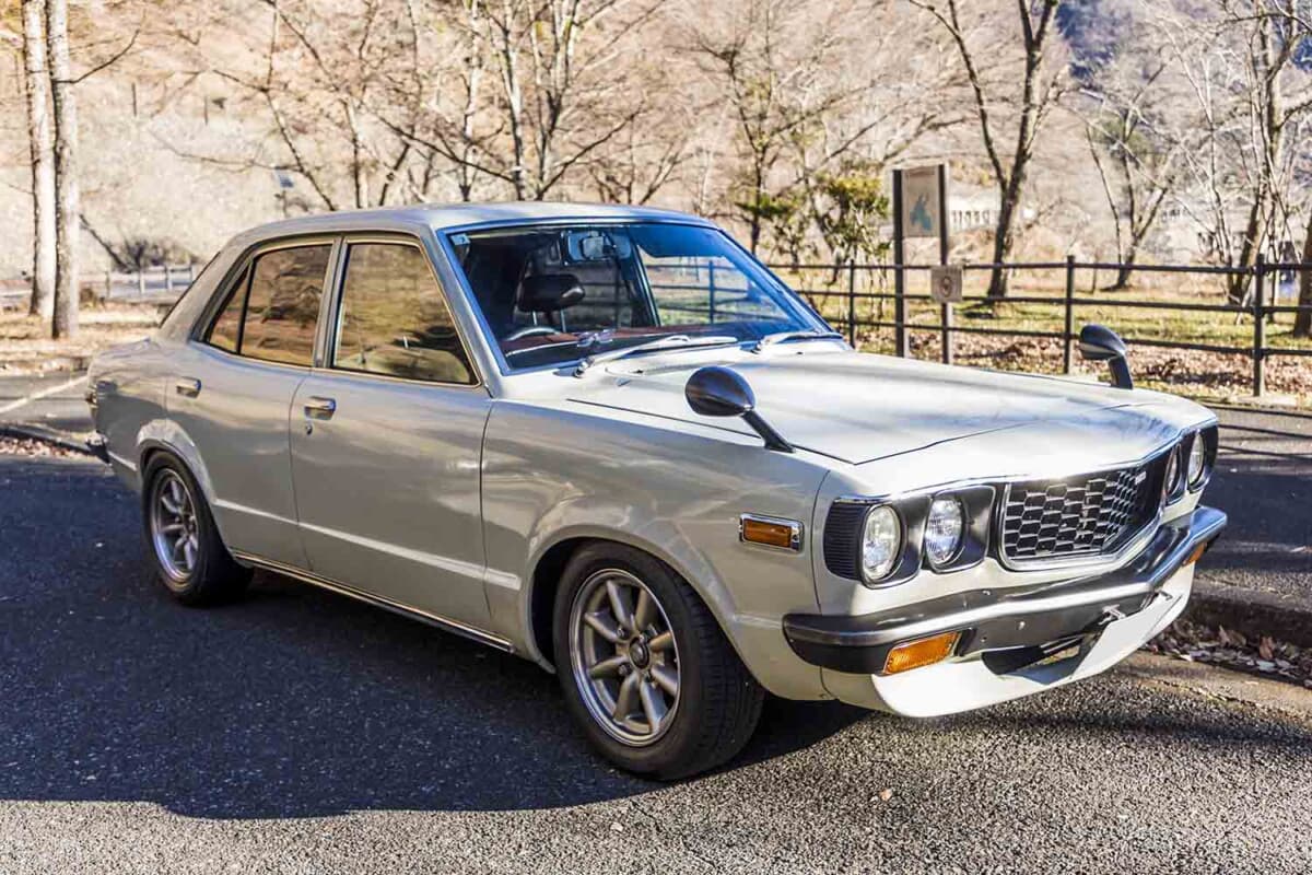 なつかしのマツダ「サバンナGR」はレアな4ドアセダン！ 内装は