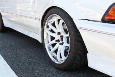 トヨタ 5代目 カローラレビン：ホイールはワークのエモーションCR 2P。現代のコンケイブデザインは、ネオクラ車にも似合う