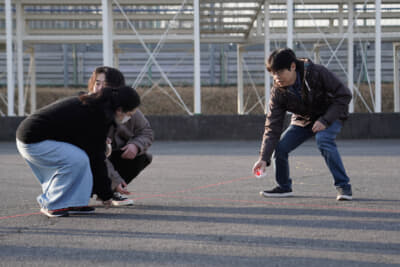 エントラントを迎え入れる準備をする主催の辻さんとボランティアスタッフたち。皆さん、早朝からおつかれさまでした