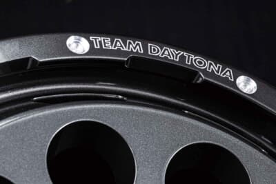 チームデイトナ D9：リムフランジのアンダーカットとピアスドリルド加工もM9から踏襲。ナットまわりのデザイン変更に伴い、センターキャップも一新された