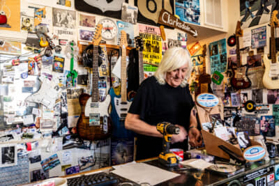 クラークスデイルのギターショップ。宮澤カメラマンの感想は、「大したものはありません」