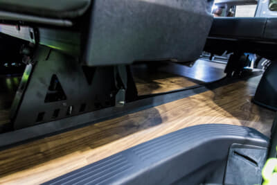 FEEL グロリアスVer. III ライトキャンピング：Air REVOシートをラゲッジルーム全体に設置したロングシートレールに2脚設置している