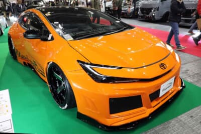 トヨタ プリウス:前後フェンダーにFRPではなく鉄板を使用。ボディをカットし鈑金、溶接、パテ盛りでなめらかに美しく流れる膨みを表現した