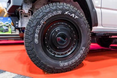 J-ROADのスズキ ジムニー:2インチリフトアップした足まわりには自社ブランドのアルミホイールを装着