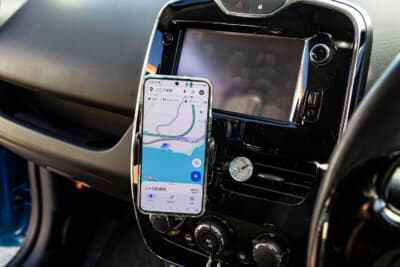 ルノー ルーテシア ゼン0.9L：スマホ用クレードルを取りつけているので長距離ドライブもラク
