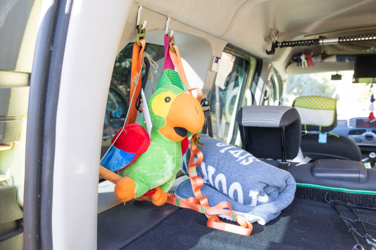 ルノー カングー クルール：ラゲッジスペースにもフックを付けている