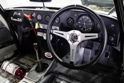 ダットサン フェアレディ2000：JCCAのヒストリックマスターズレースに参戦しているので内装もレーシー