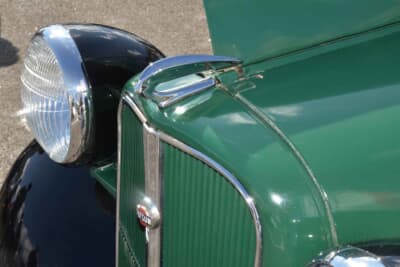 ダットサン フェートン：エンジンフードのトップにはマスコットが装着されていた