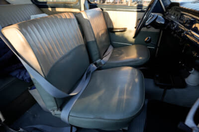 1959年製 ボルボ PV544：ゆったりとしたフロントシートに備わる3点式シートベルトは、世界に先駆けてこの1959年モデルから採用。ボルボは特許を無償で公開し100万人以上の命を救ったとされている