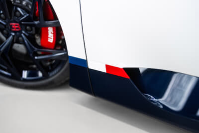 ブガッティ W16ミストラル：星条旗と仏ブランドのルーツを表現している