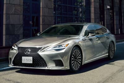 レクサス LS:ボディカラーはわずかな光の変化で豊かな表情を浮かびあがらせる色調の銀影(ぎんえい)ラスター
