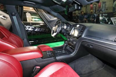 クライスラー 300C SRT8：外観はド派手だが、内装は純正のままというギャップも面白い