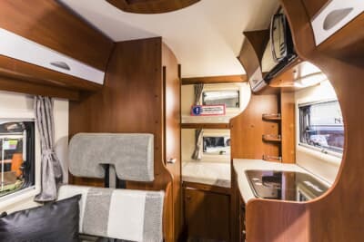 フジカーズジャパン ノヴァ タイプW：ウッドを多用した落ち着いた室内空間が広がる