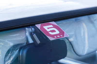 トヨタ カローラレビン GT:フロントガラスには運輸省時代の大きな車検ステッカーが貼られている