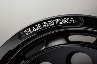 チームデイトナ D9 SPEC M：通常カラーと異なるセンターキャップにしてきたことからも、陣営の本気度が伝わってくる。単なる色変え版ではない熱を感じてほしい