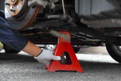 ジャッキスタンドも安全のために使用する