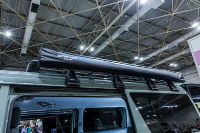 FEEL グロリアスVer. III ライトキャンピング：ルーフにはライノラックのルーフラックとバットウイングオーニングを装着している