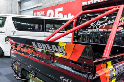 K-BREAKのダイハツ ハイゼットジャンボ 前期型：テールゲートにもリアゲートウイングが装着される