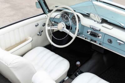 15万6000ドル（邦貨換算約2430万円）で落札されたメルセデス・ベンツ「190SL ロードスター」（C）Bonhams