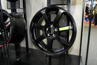 R07 Type Sは、ベースモデルのR07を継承しつつ、カラーリングをセミグロスブラックに変更。グリーンの差し色をスポークデカールに採用する