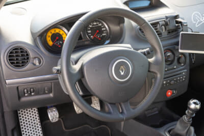 ルノー クリオRS シャシーカップ：軽量化のためクルーズコントロールも省かれている