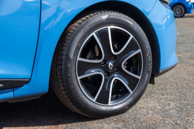 ルノー ルーテシア ゼン0.9L：6インチのブラックアロイホイールを装備する