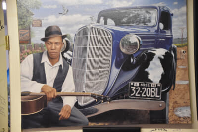 問題の油絵。車検のステッカーが1936年と、かなりリアル
