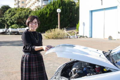 ルノー ルーテシアRS:並行車だけボンネットがアルミで軽くなっている