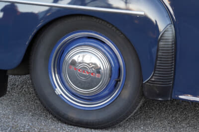 1959年製 ボルボ PV544：傷んできたので再塗装したというスチール製のオリジナルホイール。ボディ色と若干違うのは、塗装屋さんが「ボディがなくても覚えてるから色合わせするよ」と言うのでホイールのみを持ち込んだ結果という、おおらかなお話だった