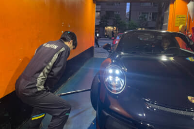 センターロックの締め付けトルクは600Nm。トルクレンチはトラック用の長く太いものを使用。ブレーキ踏んでホイールを回転させない役割もあり、基本的に2人がかかり