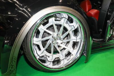 クライスラー 300C SRT8：ホイールは、市販品とは思えないほどのカスタム感を漂わすエングレービング処理を施したサヴィーニをセットする