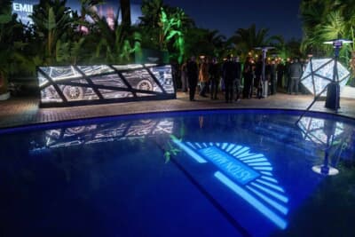 Reflections of Speed：格式高いホテル「シャトー・マーモント」のプールサイドで披露された