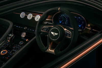 ベントレー バトゥール ザ・ブラックローズ:ダークトーンのレザーやフェイシア、ファブリック素材がローズゴールドの輝きによって際立っている