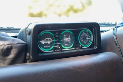 いすゞ 2代目 ビッグホーン ハンドリングバイロータス：乗用車タイプながら、ランドメーターも装備しているのが本格派RVの証拠