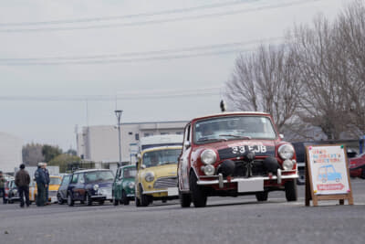 スーパーバトルオブミニ（SBoM）初戦の行われた筑波サーキットで初開催となった「ミニ カーブーツ ミーティング」会場のBパドックに並ぶ参加車両たち