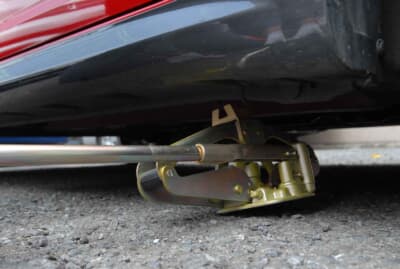 タイヤ交換は舗装された平坦な地面の上が鉄則だ