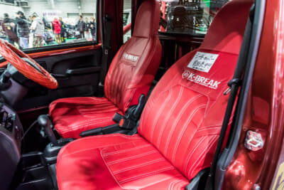 K-BREAKのダイハツ ハイゼットジャンボ 後期型：インテリアはオリジナルの真っ赤なシートカバーが装着されている