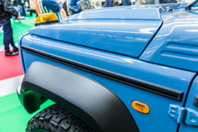 スズキ ジムニーシエラ MUDRON VINTAGE：ボディサイドのモールも細身のゲレンデヴァーゲンを彷彿させるものが備わる