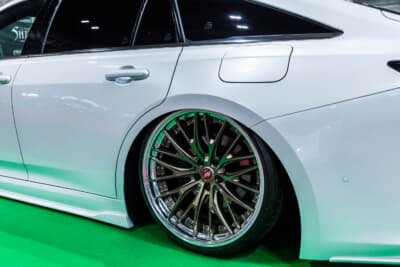 P's×Duexの製作したトヨタ クラウンセダン:タイヤはフロント245/30R21、リア255/30R21サイズのNITTO NT555を装着している