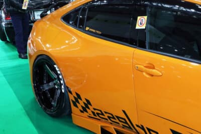 トヨタ プリウス:車体フォルムを崩さず、流れるようなデザインのオーバーフェンダーを装着。すべて新たに作り出した鉄板によって表現する