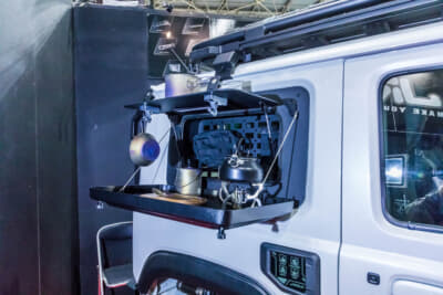 J-ROADのスズキ ジムニー:リアクオーターのガラスを外して装着するリアサイドウインドウキット