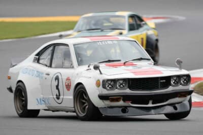 マツダ サバンナRX-3 1974年 富士スーパーツーリングレース 寺田陽次郎仕様：プロレーシングドライバーとして活躍した谷川達也選手もドライブ