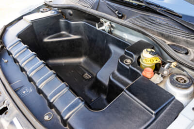 ルノー ルーテシア ルノー・スポール V6：フロントフードの下にエンジンはなく、小物入れスペースとなっている