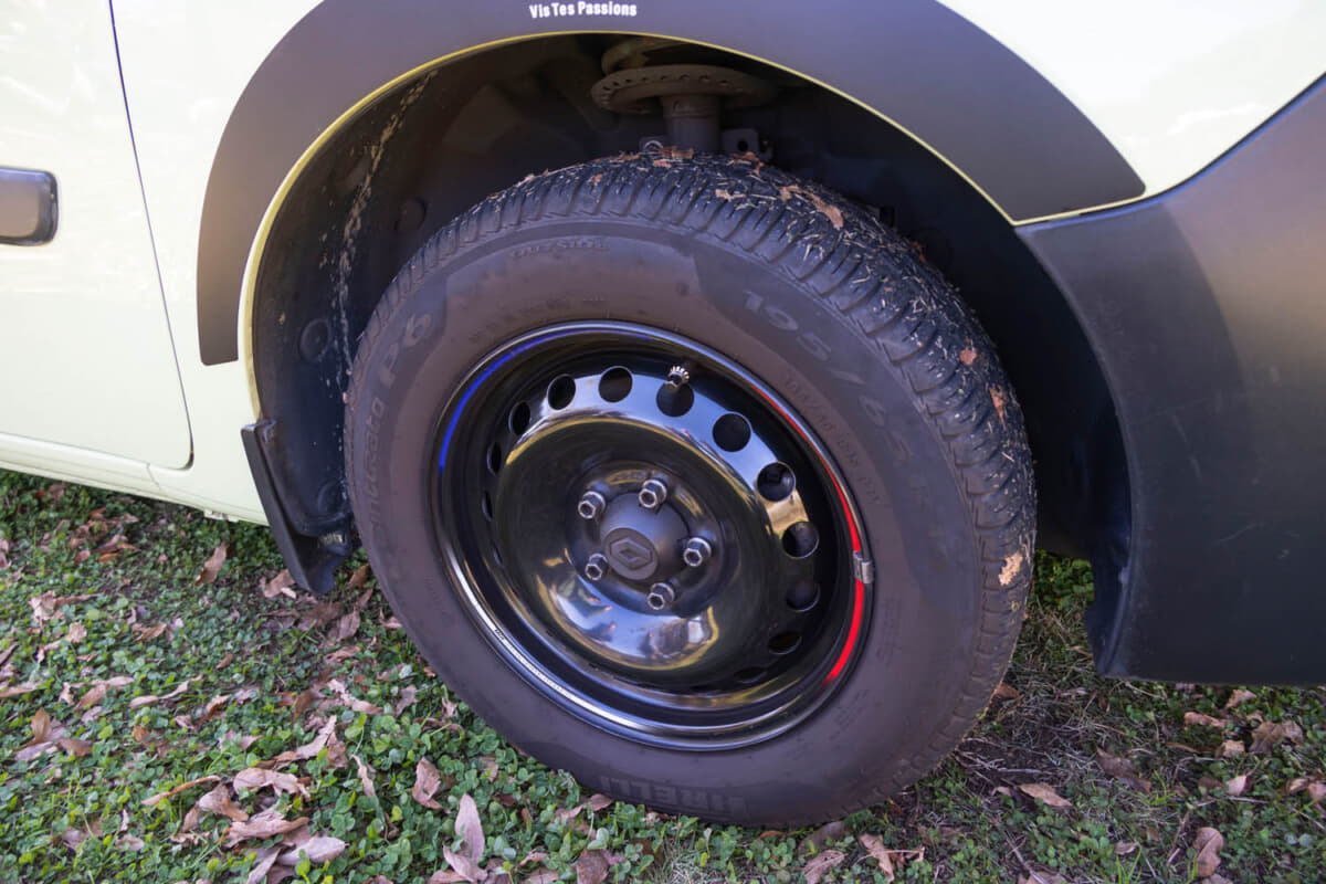 ルノー カングー クルール：ホイールはブラックのテッチンを装着