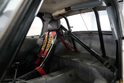ダットサン フェアレディ2000：横転時に車内スペースを保護するロールケージを装備